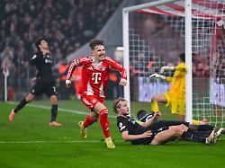 fussball champions league bayern muenchen sporting lissabon vorrunde 6 spieltag in der allianz arena lennart karl bayern muenchen jubelt ueber sein tor zum 2 1