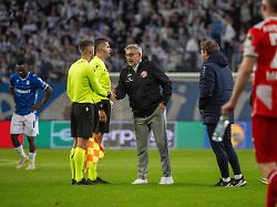 fussball herren saison 2025 2026 uefa europa conference league 5 spieltag lech posen 1 fsv mainz 05 trainer urs fischer mainz nach abpfiff bei schiedsrichter andrei chivulete rou 11 12