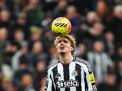 fussball premier league england newcastle united fc burnley 15 spieltag nick woltemade von newcastle united waermt sich vor dem spiel auf