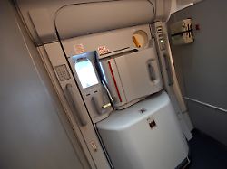 geschlossene flugzeugtuer tuer langstreckenmaschine vom typ airbus a380 der lufthansa landet am 12 04 2023 erstmals wieder in muenchen auf dem franz josef strauss flughafen