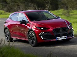 gewachsen der neue clio ist sieben zentimeter laenger als sein vorgaenger und er sieht deutlich markanter aus