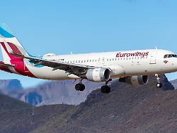 gran canaria spanien 24 november 2019 ein airbus a320 flugzeug der eurowings mit dem kennzeichen d aeww auf dem flughafen gran canaria lpa in spanien
