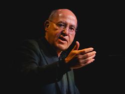 gregor gysi direktkandidat in berlin fuer die linke spricht bei wahlkampfveranstaltung in berlin 21 02 2025