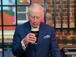 grossbritanniens koenig charles iii probiert ein guinness waehrend seines besuchs in der guinness open gate brewery