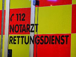 grosshansdorf symbolfoto blaulicht 08 12 2025 aufschrift 112 notarzt rettungsdienst auf rettungswagen symbolfoto blaulicht 08 12