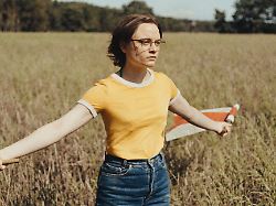 handout lena urzendowsky als angelika in einer szene aus dem film in die sonne schauen undatierte filmszene der film kommt am 28 08 2025 in die deutschen kinos