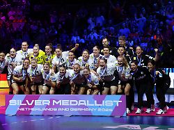handball 2025 ihf world women s handball championship rotterdam ahoy rotterdam netherlands december 14 2025 silver medallists team germany celebrate during the ceremony reuters piroschka van de wouw 1