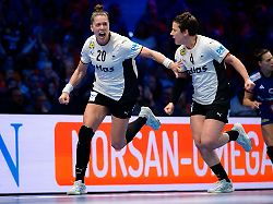 handball frauen wm halbfinale frankreich deutschland emily vogel deutschland alina grijseels deutschland jubel freude emotion torjubel torschuetze torschuetze 1