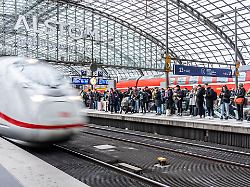 hauptbahnhof in berlin fahrgaeste am bahnsteig ice zug faehrt ein deutschland