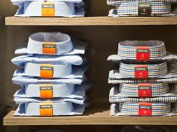 hemden in einer filiale von eterna in europas groesstem einkaufszentrum mall of berlin am eroeffnungstag berlin 25 09 2014