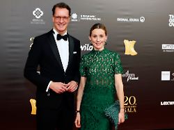 hendrik wuest mit ehefrau katharina wuest bei der 20 kinderlachen gala 2024 in der messe dortmund dortmund 30 11