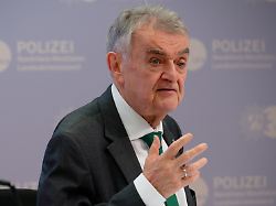 herbert reul innenminister des landes nordrhein westfalen spricht bei einer pressekonferenz zur vorstellung des lagebilds clan kriminalitaet 2024