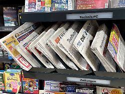 hier der blick im supermarkt discounter auf mehrere tageszeitungen printausgabe die welt frankfurter allgemeine bild zeitung zeitungen