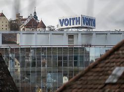 hinter der glaesernen fassade der firmenzentrale von voith erhebt sich der schlossberg der anlagen und maschinenbaukonzern voith sitzt seit seiner gruendung in heidenheim