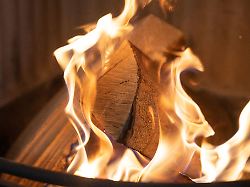 holzscheite brennen in einem ofen der dazu genutzt wird eine wohnung zu heizen