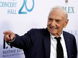 honoree and walt disney concert hall architect frank gehry gestures to attendees at the 2023 los angeles philharmonic gala thursday oct 5 2023 at walt disney concert hall in los angeles