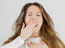 illustration eine junge frau gaehnt am 17 03 2015 in einem studio in berlin