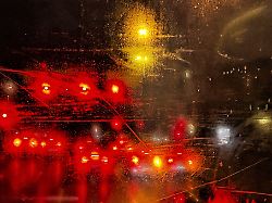 im herbst und winter fuehrt feuchtigkeit im auto oft zu beschlagenen scheiben