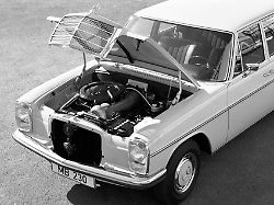 im mercedes benz 230 w 114 arbeitete ein vierzylinder reihenmotor mit vergaser und haengenden ventilen