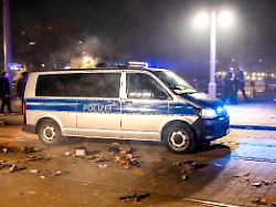 in der dresdner altstadt wird silvester gefeiert im bild einsatzkraefte der dresdner polizei dresden 01 01 2024 new years eve is celebrated in dresdens old town in the picture foto xm
