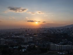 in der millionenmetropole teheran brechen sonnenstrahlen gegen abend durch ein paar wolken