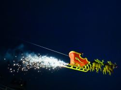 in einem schlitten der an einem stahlseil befestigt ist fliegt der weihnachtsmann zwei mal taeglich ueber den weihnachtsmarkt am dr ruer platz und erzaehlt kurze geschichten ueber die weihnachtszeit