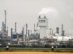 industrieanlage basf ludwigshafen deutschland ludwigshafen rheinland pfalz 03 02 2025 blick auf die basf industrieanlage in ludwigshafen mit rauchenden schornsteinen und einem bewoelkten himmel