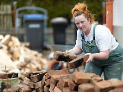 influencerin cindy speich posiert auf der baustelle vor ihrem haus die bau influencerin verdient mit hasskommentaren geld