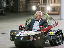 investor frank thelen macht mit dem elektro schneemobil bobsla vor dem studio eine probefahrt die verwendung des sendungsbezogenen materials ist nur mit dem hinweis und verlinkung auf rtl gestattet