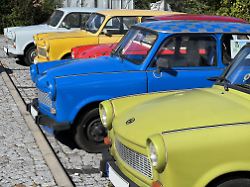 italien hatte den fiat 500 england den mini die brd den vw kaefer und in der ddr gewann der trabant kultstatus als erstes volksauto