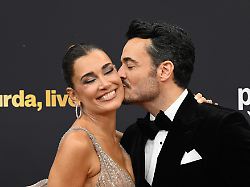 jana ina zarrella und ihr mann giovanni zarrella kommen zur 77 bambi verleihung in den bavaria filmstudios ueber den roten teppich