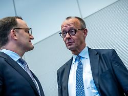 jens spahn l cdu cdu csu fraktionsvorsitzender im bundestag spricht mit bundeskanzler friedrich merz cdu vor beginn der fraktionssitzung im bundestag