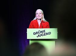 jette nietzard haelt eine rede bei ihrem abschied aus dem bundesvorstand der gruenen jugend