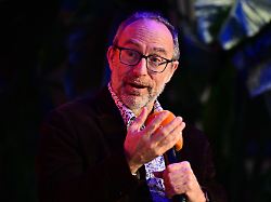 jimmy wales mitgruender von wikipedia spricht waehrend der vorstellung seines buchs trust die 7 regeln des vertrauens oder wie man dinge von dauer schafft im studio 14 die rbb dachlounge