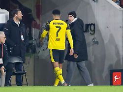 jobe bellingham bvb dortmund 07 geht vom platz nach der rote karte von schiedsrichter felix zwayer deutschland fussball 1 bundesliga 14 spieltag 2025 2026 sc freiburg vs borussia dortmund 14 12