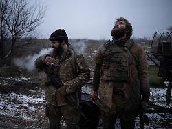 kampfpause nach 130 tagen einsatz an der front hier bei kostjantyniwka zwei ukrainische soldaten mitte dezember 2025