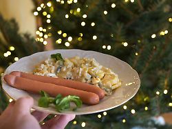 kartoffelsalat und wuerstchen liegen auf einem teller ein klassisches gericht fuer heiligabend