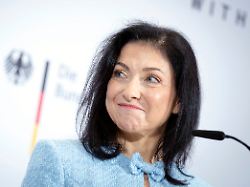 katherina reiche bei der pressekonferenz press conference zur vorstellung des deutschlandfonds in der kfw niederlassung berlin berlin 18 12