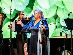 kathy kelly bei der 7 windfluechter charity gala 2024 zu gunsten der stiftung betroffen im stoertebeker brauquartier stralsund 27 04