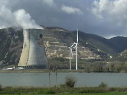kernkraftwerk cruas an der rhone bei montelimar frankreich europa
