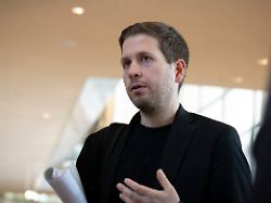 kevin kuehnert bei einem pressestatement am rande der 212 sitzung des deutschen bundestages im reichstagsgebaeude berlin 11 02 1