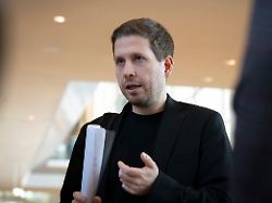 kevin kuehnert bei einem pressestatement am rande der 212 sitzung des deutschen bundestages im reichstagsgebaeude berlin 11 02