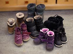 kinderschuhe und stiefel sind auf dem boden in einer kindertagesstaette abgestellt zehn faelle moeglicher kindeswohlgefaehrdung an bremer kitas sind dieses jahr bislang bekannt