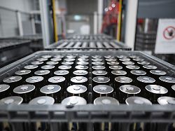 kisten mit batteriezellen stehen in der tesla gigafactory berlin brandenburg an der station ab der die zellen in die produktion fuer die batteriemodule und packs gebracht werden