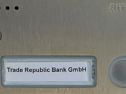 klingelschild trade republic altes warenhaus jandorf brunnenstrasse bezirk mitte berlin deutschland
