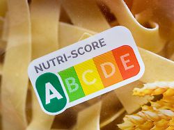 label nutri score auf einer nudelverpackung naehrwertkennzeichnungssystem lebensmittelampel baden wuerttemberg deutschland europa