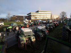 landwirte mit traktoren demonstrieren vor der lidl zentrale anlass sind bundesweite bauernproteste wegen zu niedriger milch und butterpreise