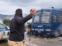 landwirte werfen bei protesten steine auf die polizei die polizei blockierte den protestmarsch gegen verzoegerte eu agrarsubventionen auf dem weg zum flughafen von chania