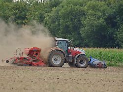 landwirtschaft ein landwirt bei der feldarbeit mit seinem traktor trockene boeden erschweren die arbeit und ernte