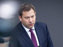 lars klingbeil bundesminister der finanzen vizekanzler im portrait bei befragung der bundesregierung bmf und bkamt bei der 46 sitzung des deutschen bundestag in berlin 03 12